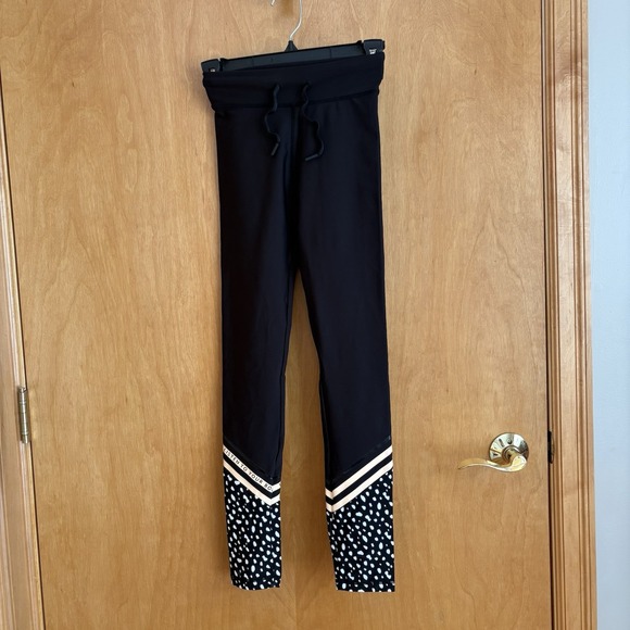White Fox Pants - Sarah's Day x White Fox Active Blackout Leggings • X Small